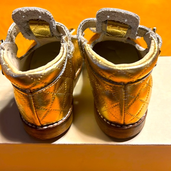 TODDLER GIRL BEAUTIFUL GOLD SHOE WORN 1 TIME, SIZE 4 - Picture 3 of 8